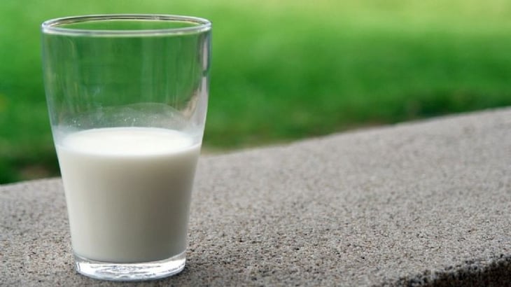 Productores alertan alza en precio de la leche por la inflación