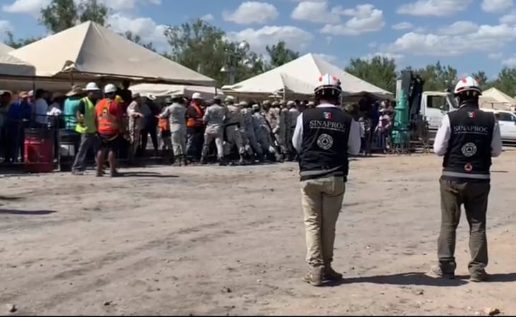  Desmayos y riña en visita de AMLO a la mina de Coahuila; familiares exigen más información