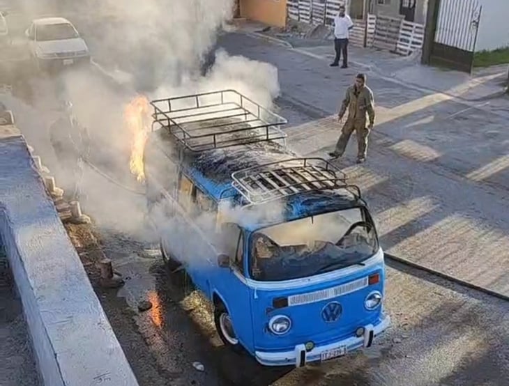 Camioneta se incendia en la colonia Hipódromo de Monclova 