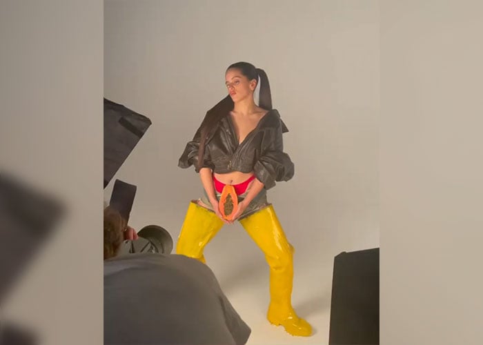 Rosalía provoca a sus fans subiendo fotos con una papaya  