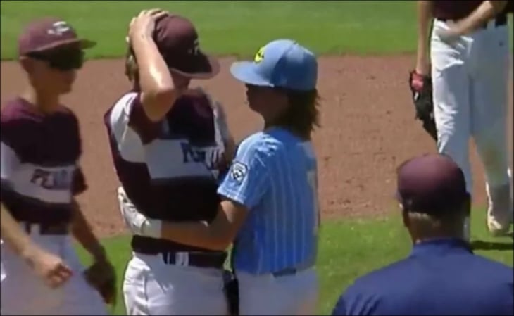 VIDEO: Niño consuela a pitcher que lo golpeó en la cabeza