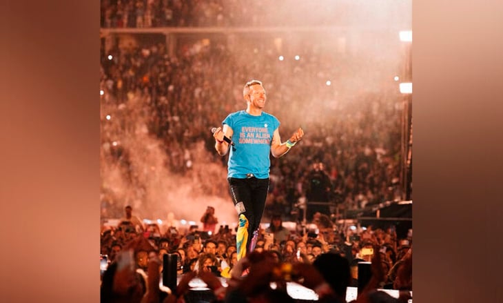 Vocalista de Coldplay muestra su habilidad para ser ambidiestro