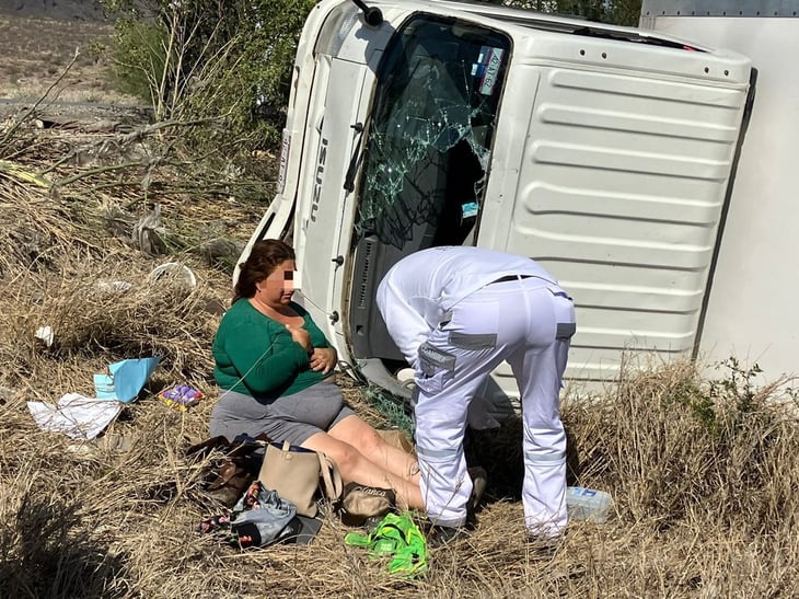 Camión vuelca en el libramiento Carlos Salinas de Gortari y mujer resulta lesionada
