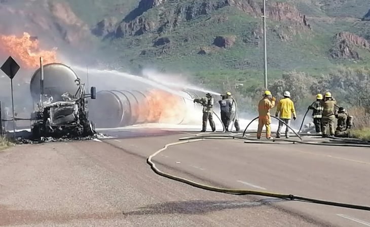 Pipa con combustible explota tras volcadura en Sonora
