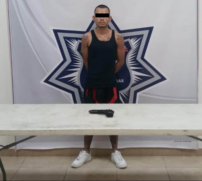 Sujeto es arrestado con pistola de juguete; se le investiga por más delitos