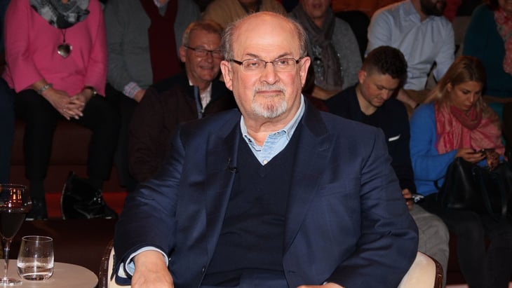 Atacan al escritor Salman Rushdie durante un evento en Nueva York