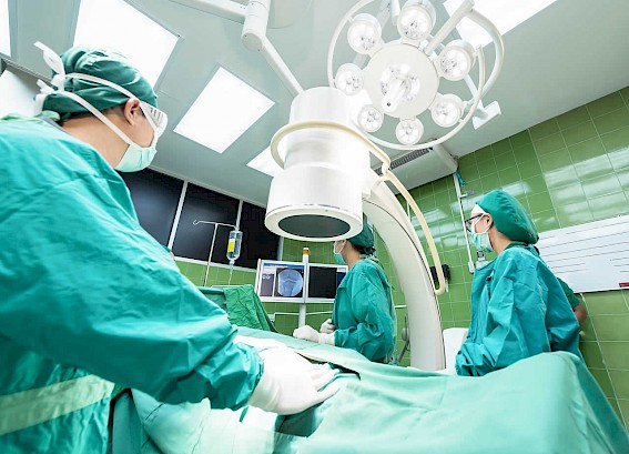 Detienen a cirujana: su paciente murió por intestino perforado