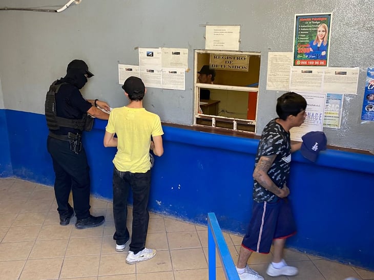 Cuatro lavacoches son detenidos por drogarse en la Zona Centro 