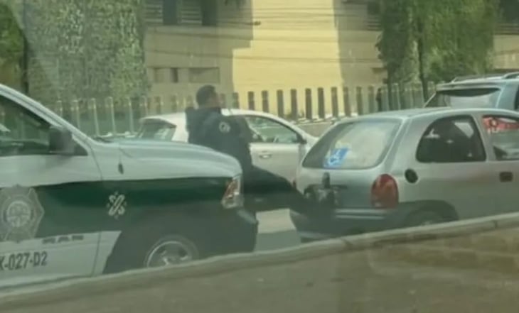 Policía de la CDMX empuja auto con sus pies