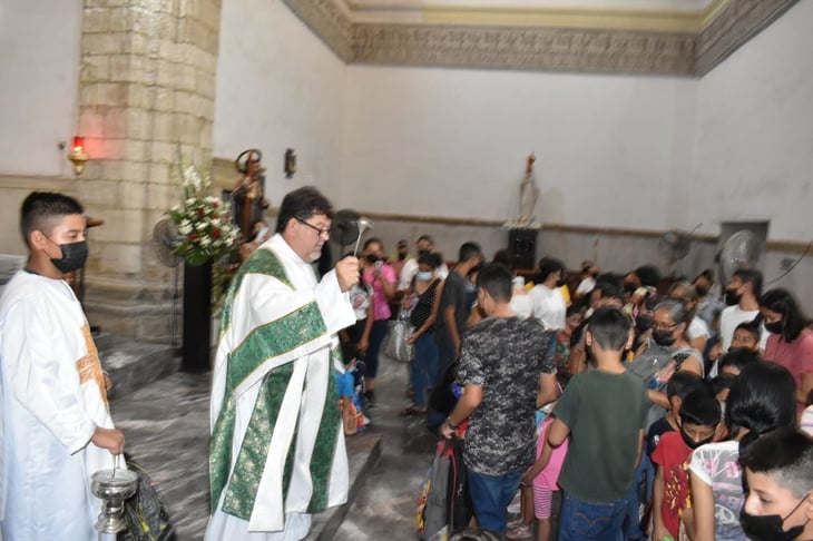 Iglesia ora por alumnos maestros y padres de familia ante el regreso a clases 