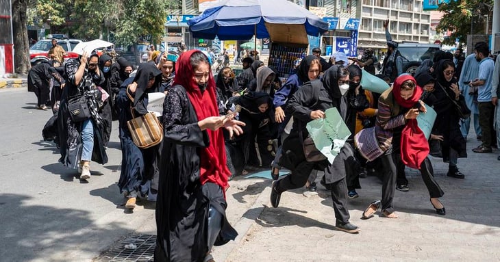 Talibanes dispersan con tiros al aire A marcha de mujeres QUE RECLAMAN DERECHO AL TRABAJO