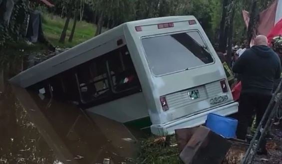 VIDEO: Microbús arrasa con puesto de comida y cae con todo y pasaje a canal de Xochimilco