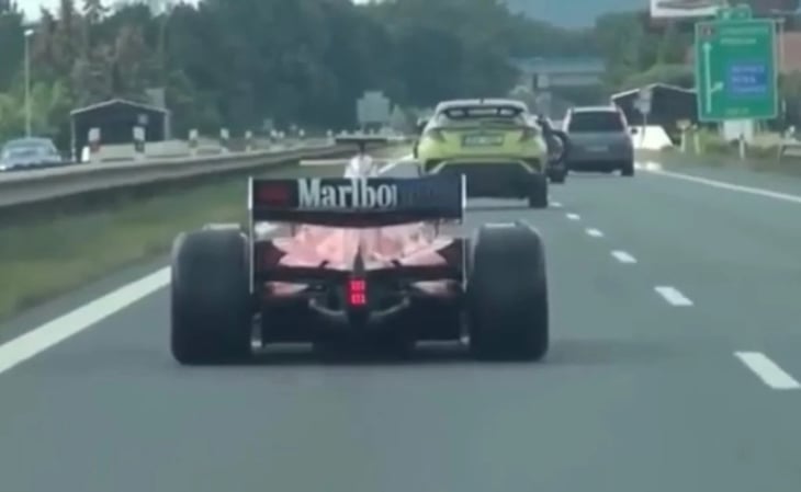 Auto de Fórmula 2 circulando ilegalmente en carretera