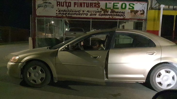 Hombre que dormía en su vehículo en vía pública, alerta a las autoridades