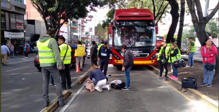 Mujer intenta ganarle paso a unidad del Metrobús y es atropellada