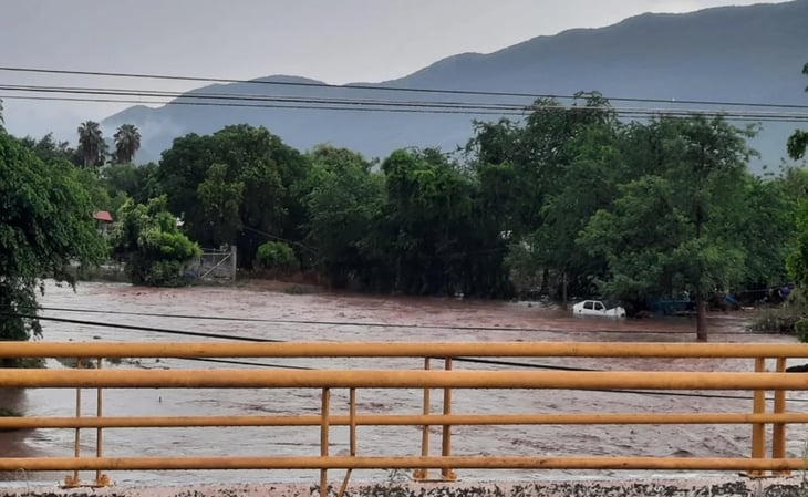 Lluvias dejan vehículos varados, crecida de arroyos e inundaciones en Sinaloa
