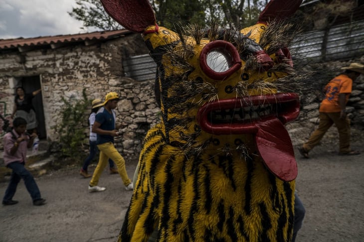 Hombres tigre regresan a las calles en el mexicano Guerrero tras la pandemia