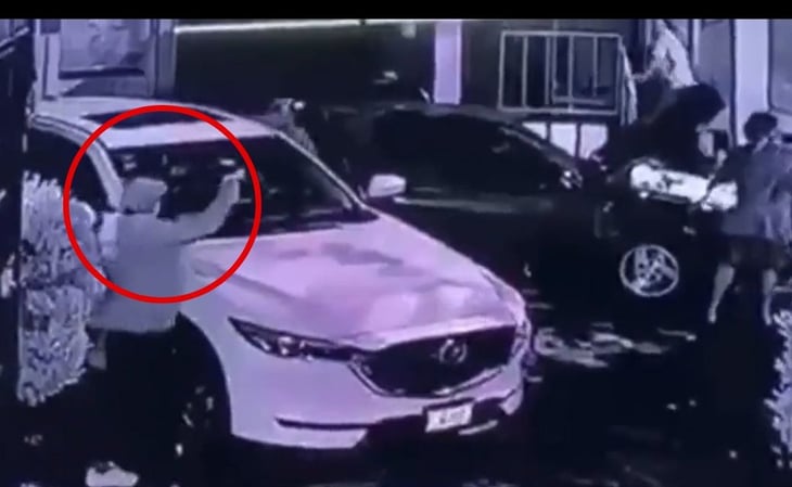 Mujer se aferra a su hija y evita robo de su camioneta en Naucalpan