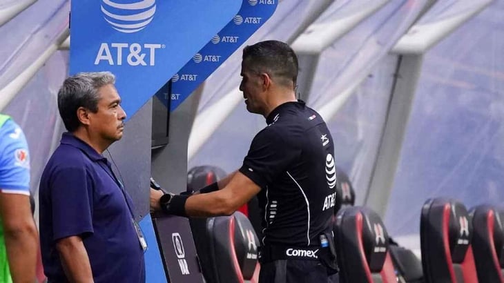 Ex árbitros avalan herramienta del VAR, pero reprueban el manejo que le dan en Liga MX