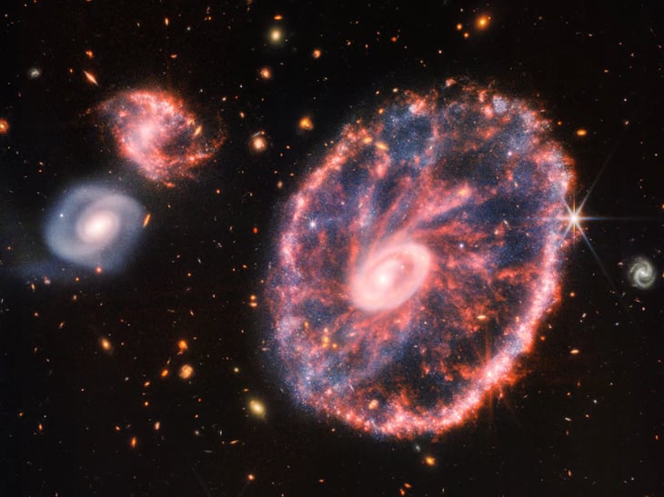 Tienes que hacer zoom durante un minuto para poder ver la galaxia en este video del telescopio Webb