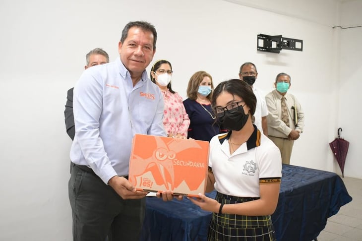 Alcaldesa de Nava entregó paquetes de útiles escolares