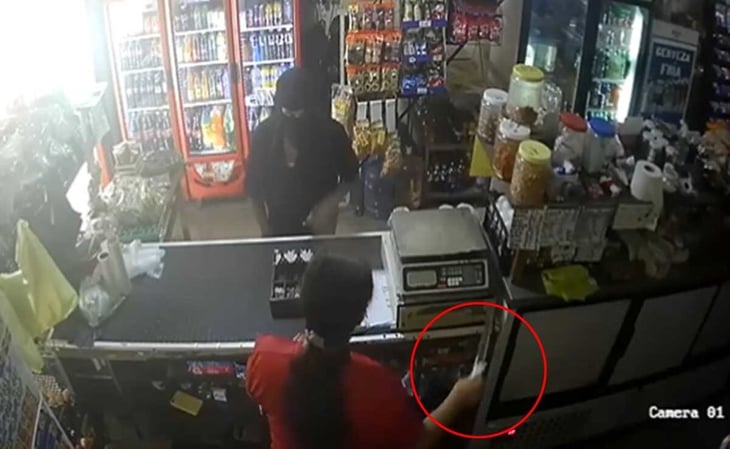 VIDEO. Mujer hiere a asaltante en el rostro con cuchillo 