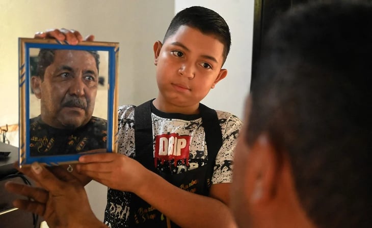 Eduardo, abrió su propia barbería a los 12 años para ayudar a su familia en Honduras