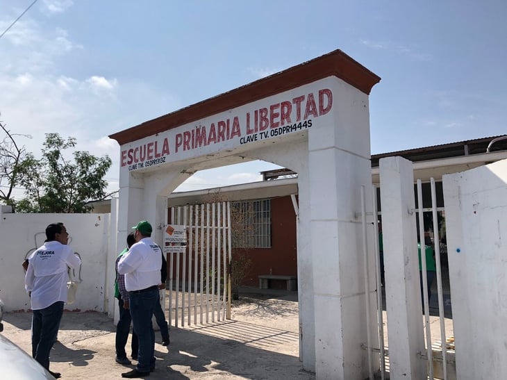 Padres de familia exigen a Manolo Jiménez la reparación de la escuela Tierra y Libertad en Monclova 