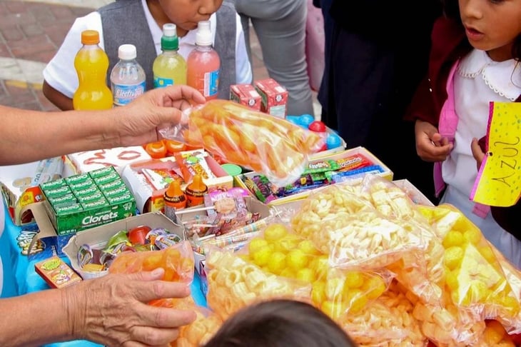 Venta de comida chatarra continúa afuera de las escuelas públicas