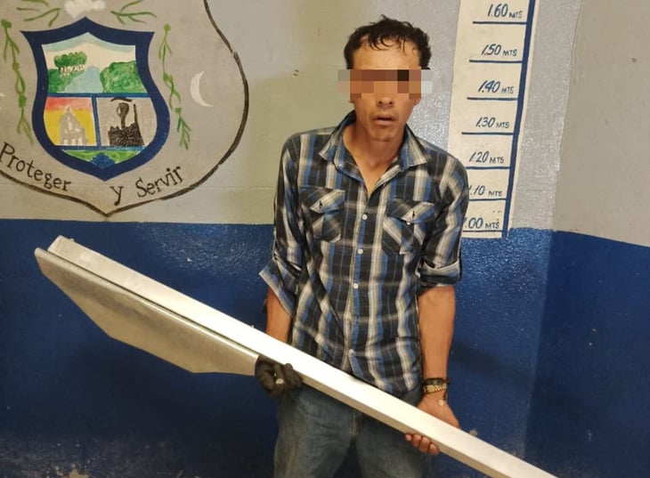 Hombre roba señalamiento de alto propiedad del municipio de Monclova