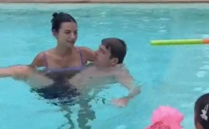 Verstappen aprende a nadar gracias a flotis y clases de su novia