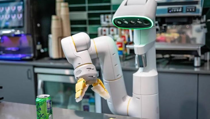 Google muestra robots que comprenden órdenes y sirven a sus dueños