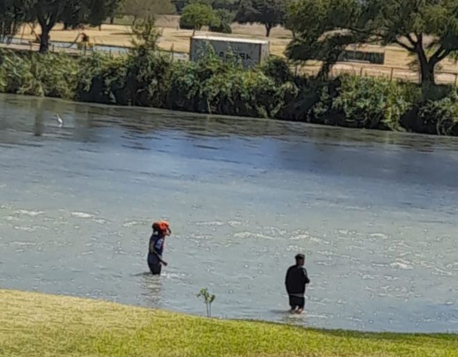 Migrantes intentan cruzar por el Río Bravo hacia EUA
