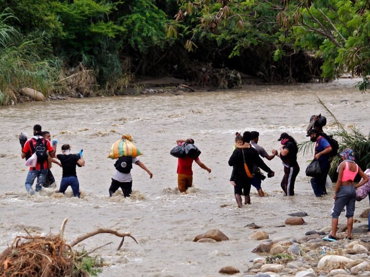 Migrantes intentan cruzar Río Bravo con ayuda de ciudadanos 