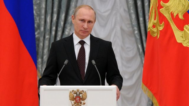 Putin dice en Día de Bandera que Rusia perseguirá sus intereses fundamentales