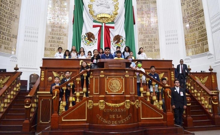 Niños en situación de calle brillan en Parlamento Infantil de CDMX