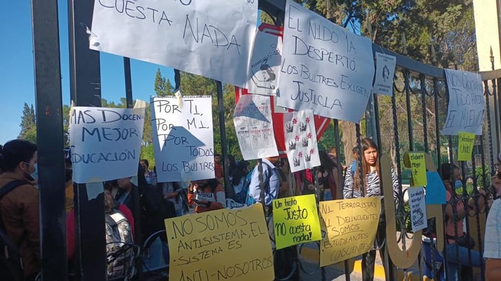 Alumnos de la UAAAN protestan contra docente