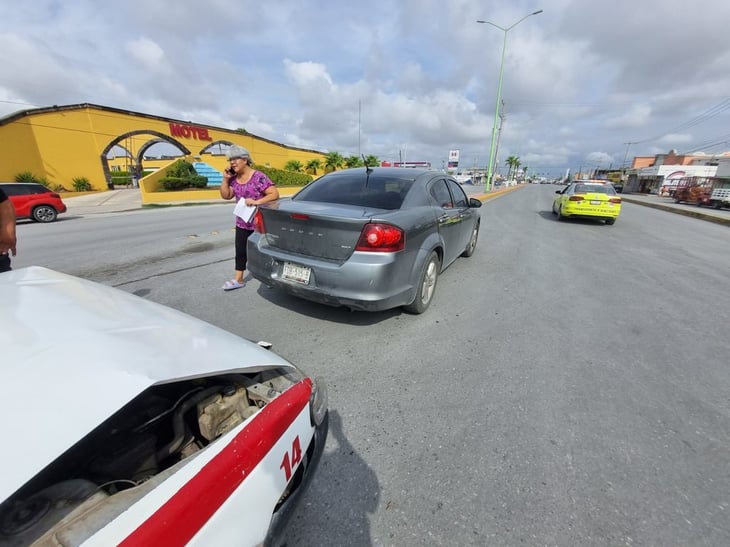 Taxista provoca choque por alcance en Frontera 