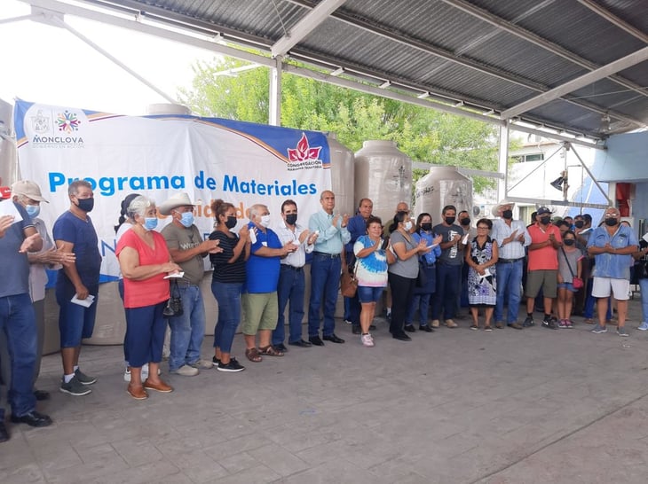 Desarrollo Social  hace la entrega de 107 tinacos a ciudadanos de Monclova