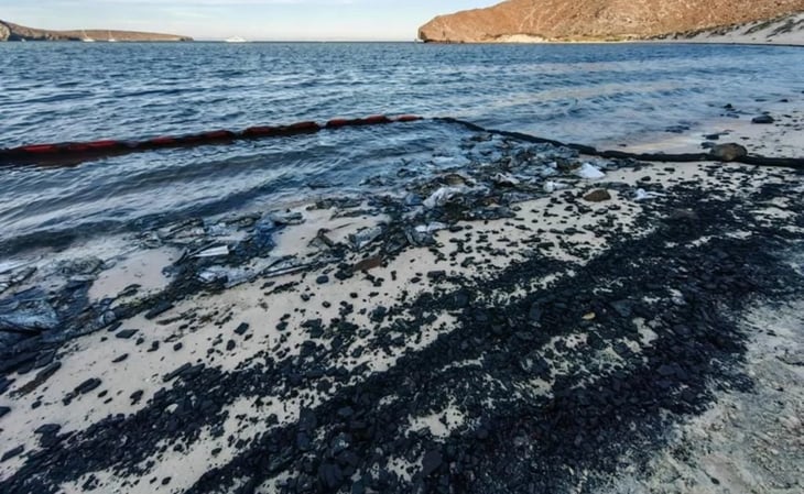 Cierran playa Balandra en La Paz por derrame de combustible