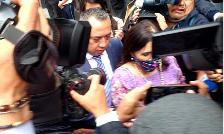 Rosario Robles acude a firmar y entrega su pasaporte a la FGR