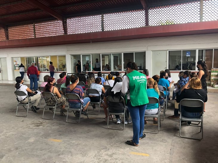 Estudiantes de primaria en Monclova recibieron becas de mil pesos  