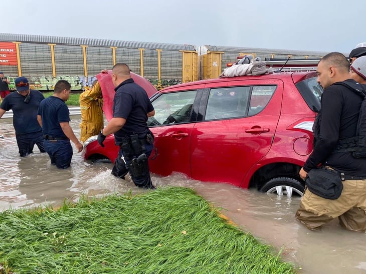 Fuertes lluvias dejan a  dos vehículos varados en avenidas