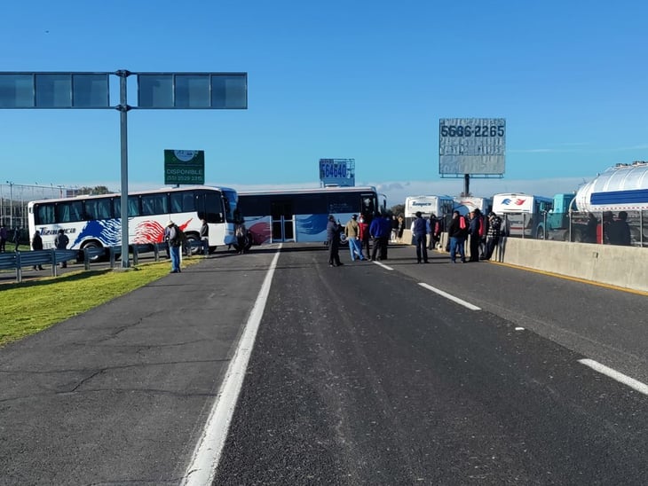 Transportistas se manifiestan en la México-Pachuca, bloquean circulación a la altura de Tizayuca