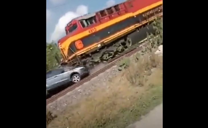 Video ¡Impactante! Tren embiste a camioneta y la arrastra varios metros en Hidalgo