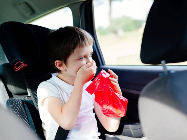 ¿Cómo evitar que los niños se mareen en el auto?