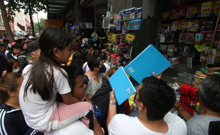 Familias abarrotan comercios por compras de pánico de útiles escolares para regreso a clases
