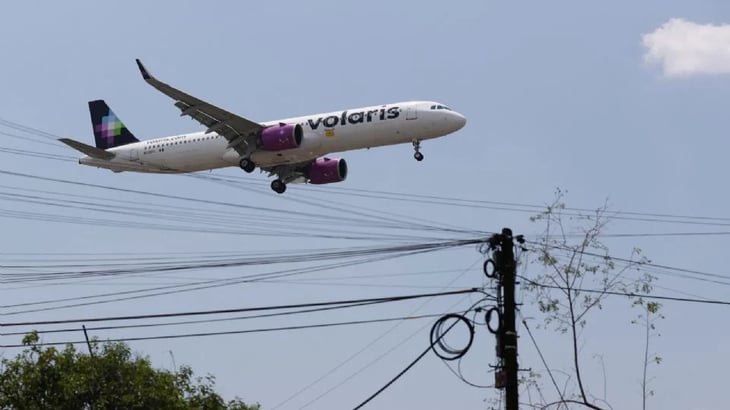Volaris aclara por qué despidió a la piloto que grabó incidente en el AICM