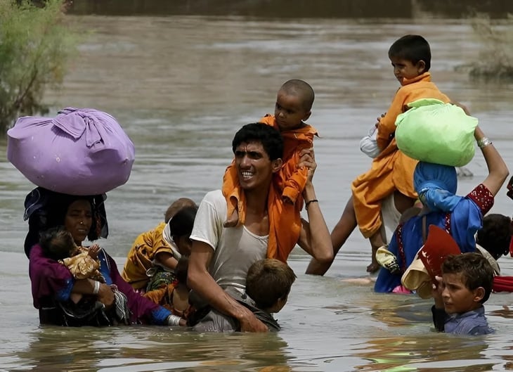 Pakistán pide ayuda por lluvias; suman ya más de mil muertos 