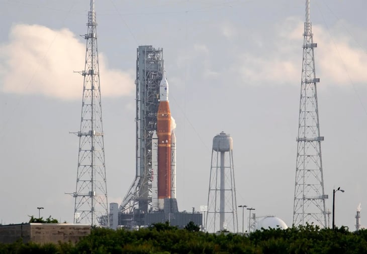 NASA pospone lanzamiento de misión Artemis por fuga en cohete